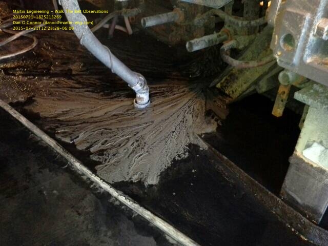 為解決傳送帶上的回運(yùn)物料問(wèn)題，技術(shù)人員安裝了 CleanScrape? 清掃器。(圖1)